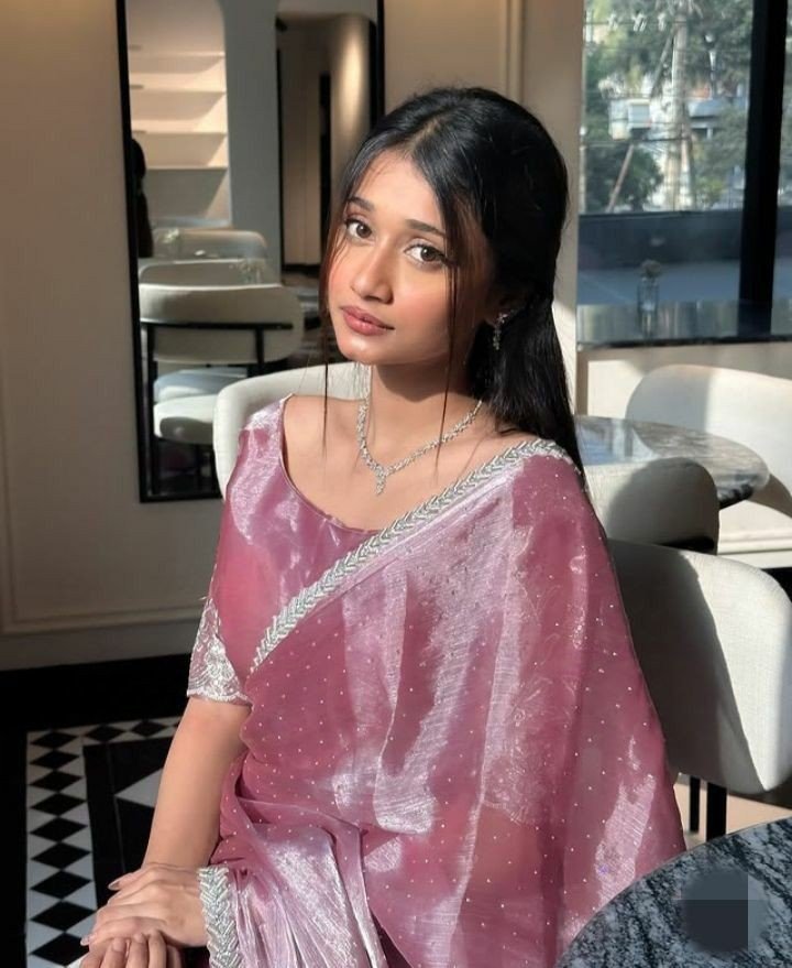 attitude-girl-dp-saree attitude-girl-dp-saree