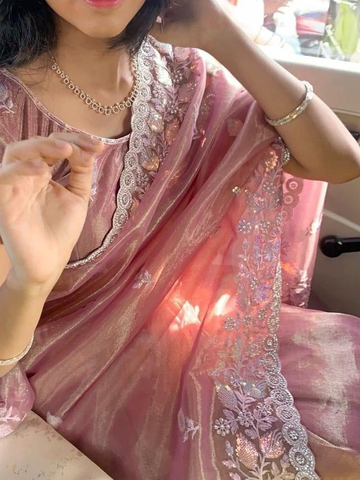 cute-girl-pic-in-saree-for-dp cute-girl-pic-in-saree-for-dp