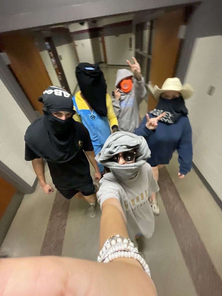 friends-dp-caption friends-dp-caption