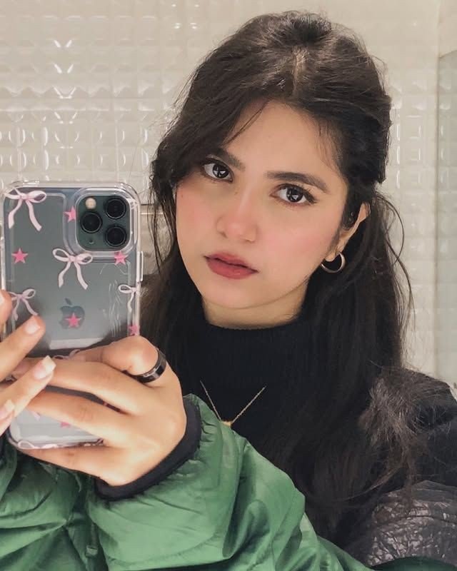 image-hide-face-selfie-real-simple-girl image-hide-face-selfie-real-simple-girl