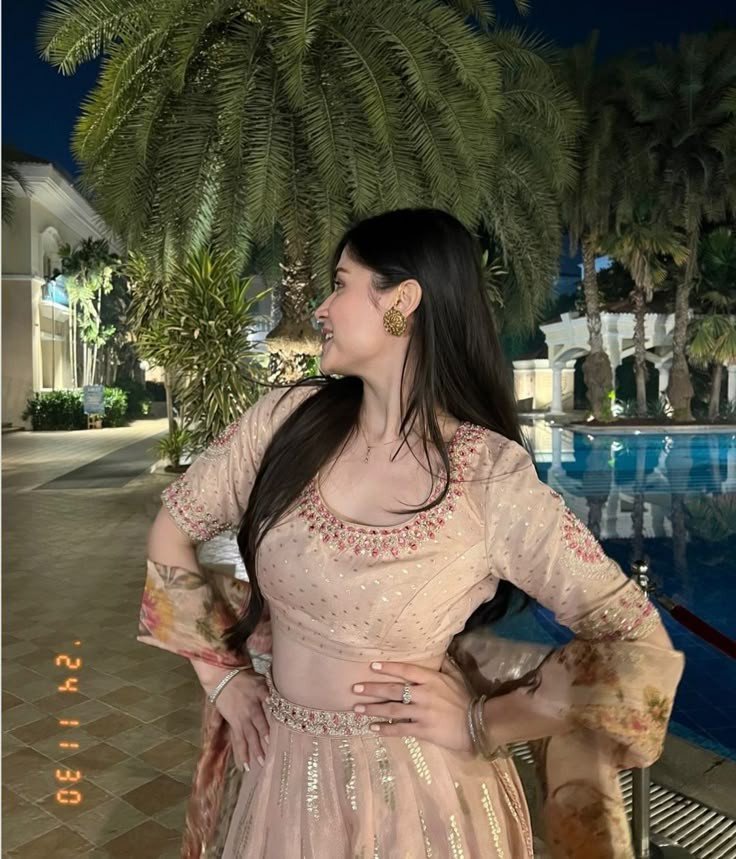 indian-girl-dp-saree-hot-attitude indian-girl-dp-saree-hot-attitude