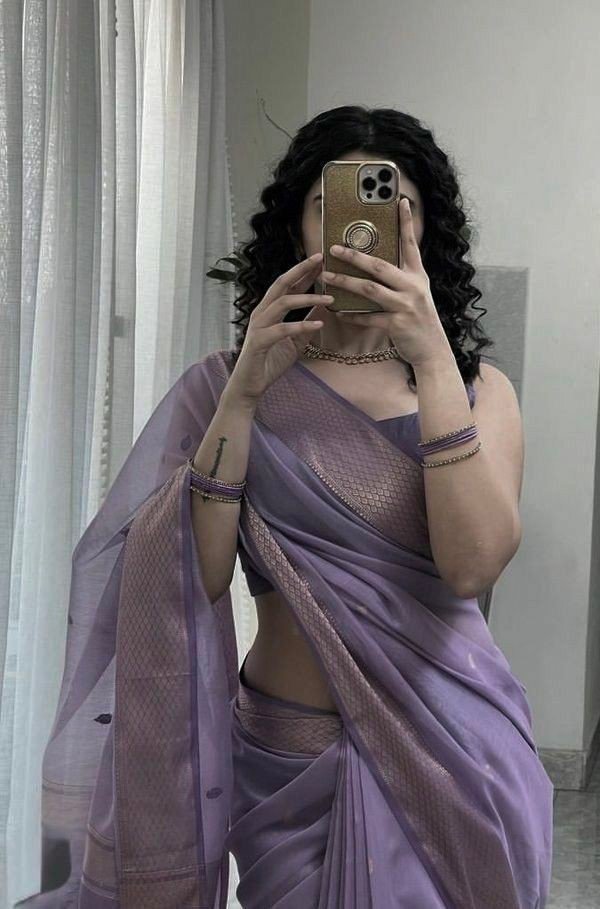 red-saree-dp-girl-attitude red-saree-dp-girl-attitude
