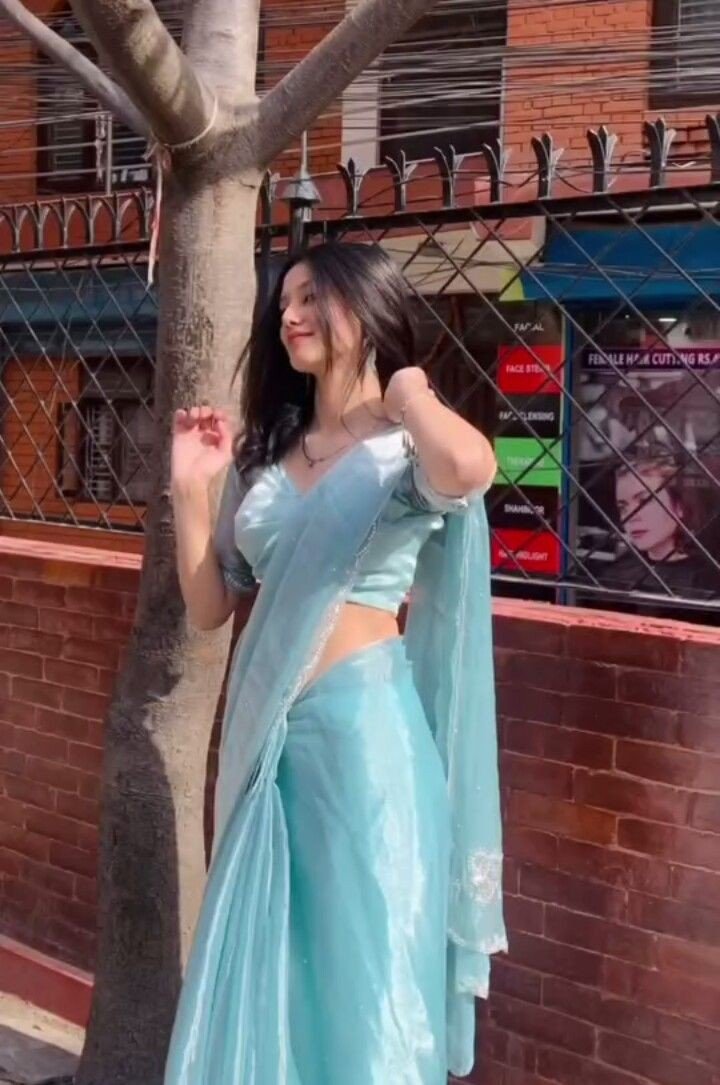 saree-girl-back-dp saree-girl-back-dp