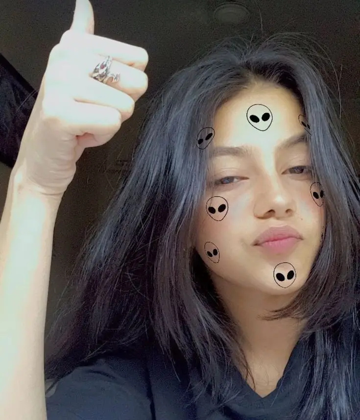 girl-saree-pic-hide-face-black-and-white girl-saree-pic-hide-face-black-and-white