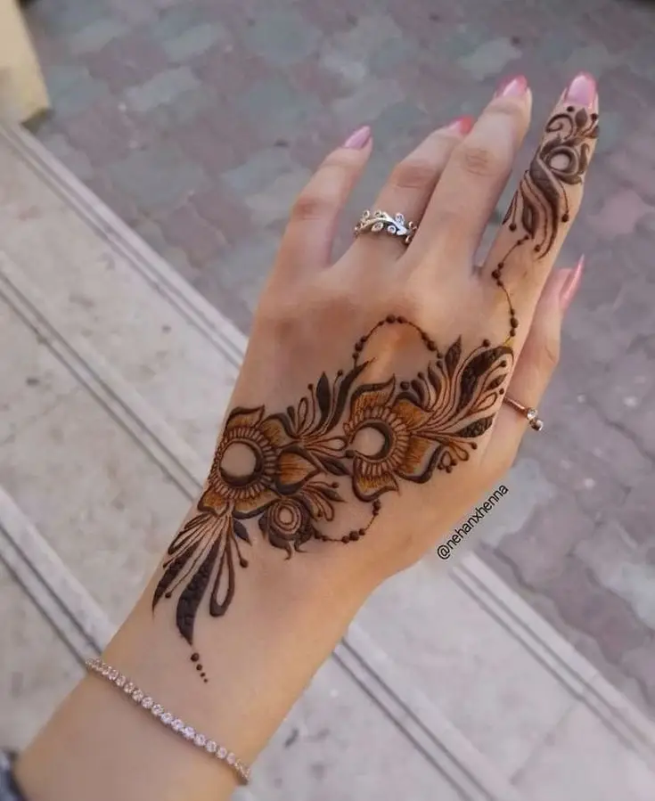 stylish-back-hand-mehndi-design-arabic-simple-and-beautiful