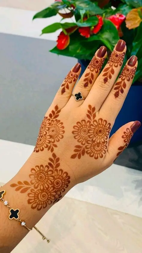 stylish-back-hand-mehndi-design-bharwa