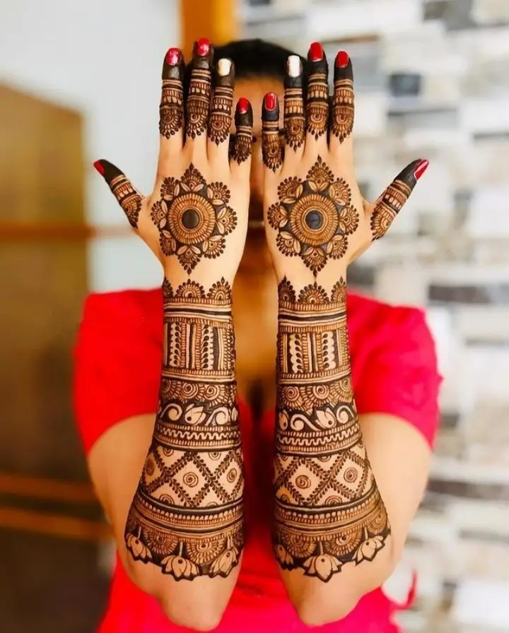 stylish-back-hand-mehndi-designs-chain