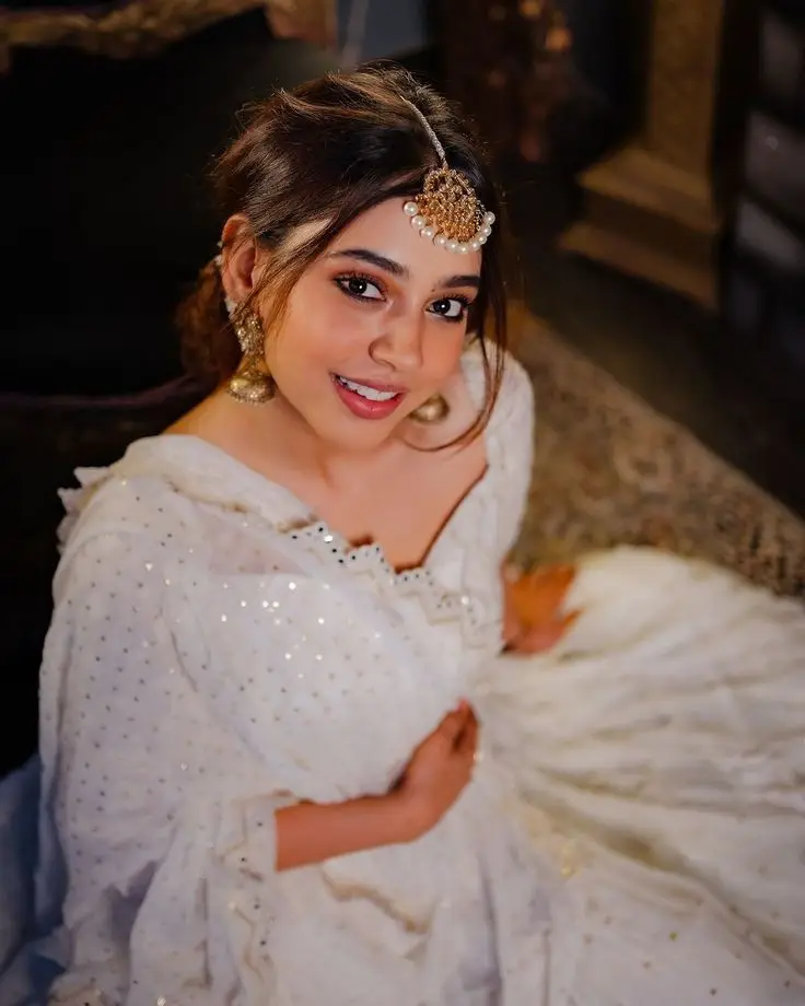 stylish-beautiful-cute-simple-girl-pic stylish-beautiful-cute-simple-girl-pic